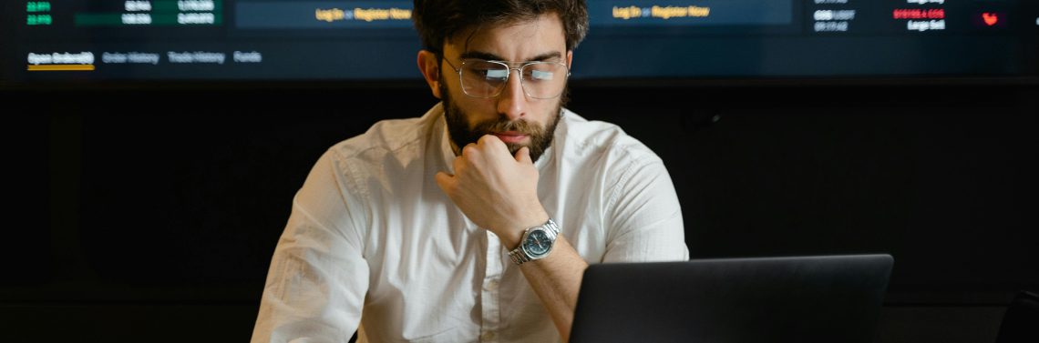 Person in front of a computer working on the end-to-end migration from Tenant to Tenant.