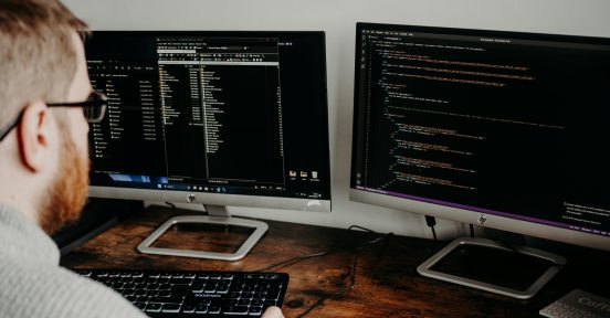 Persona trabajando con zabbix monitoreo.