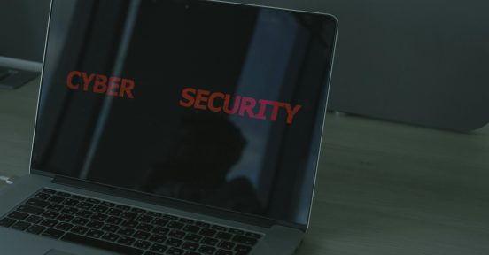 Pantalla de computadora mostrando la amenaza del ransomware.