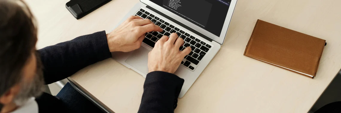 Profesional utilizando una solución para automatizar SAP con IA desde su laptop en un entorno corporativo.