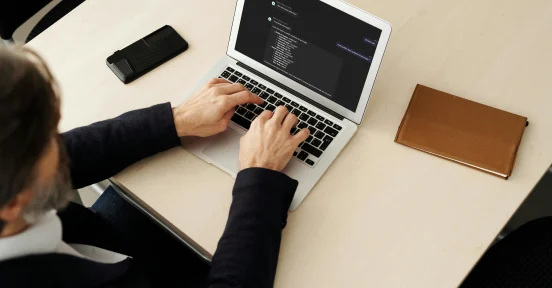 Profesional utilizando una solución para automatizar SAP con IA desde su laptop en un entorno corporativo.