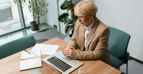 Persona administrativa analizando aplicación de la Reforma tributaria 2025 en Brasil