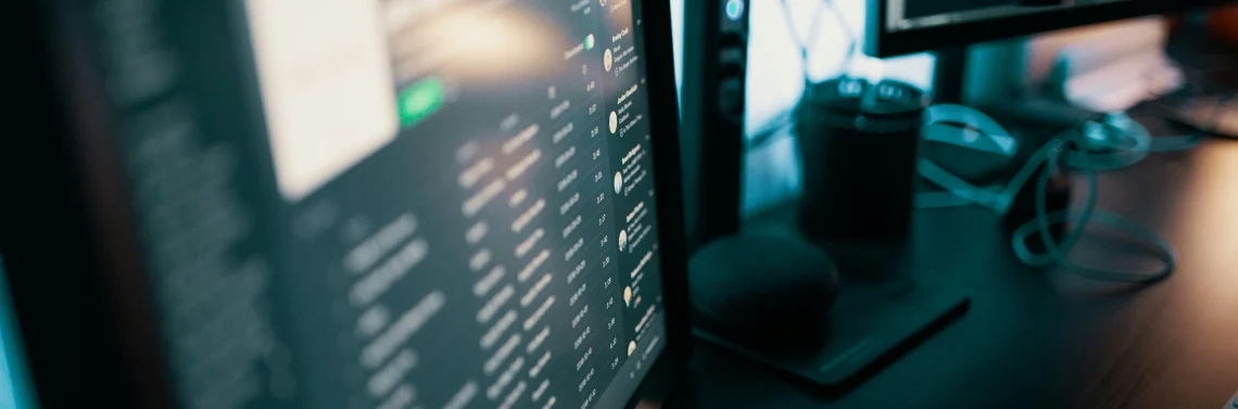 Monitor mostrando cómo se usa la IA generativa para empresas.