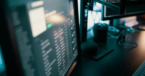 Monitor mostrando cómo se usa la IA generativa para empresas.
